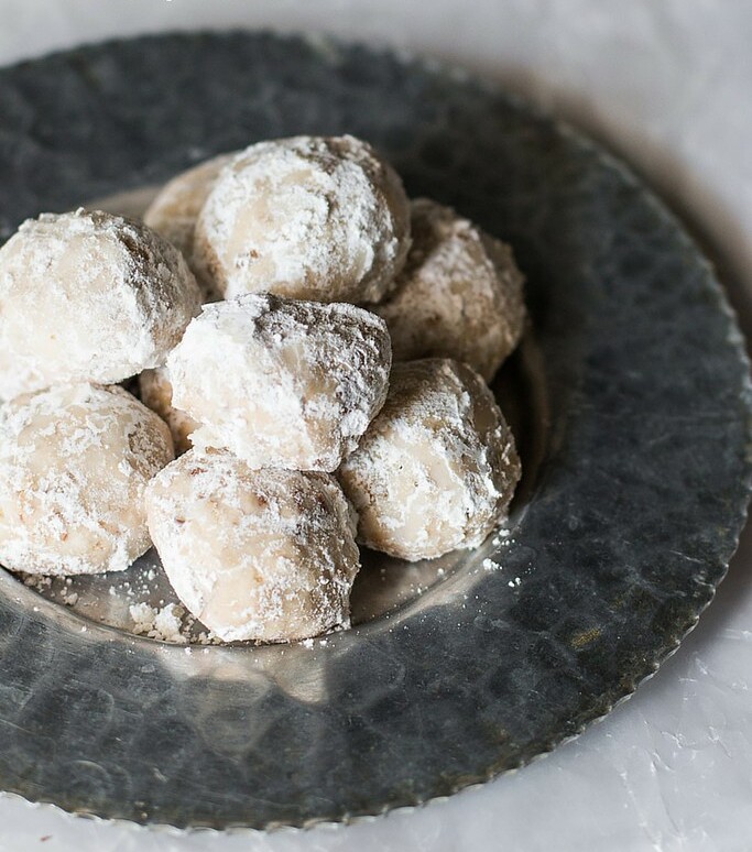 Is the cold weather giving you the winter blues? Warm up with a mug of hot cocoa and a plate of these delicious Sand Tart Snowball Cookies